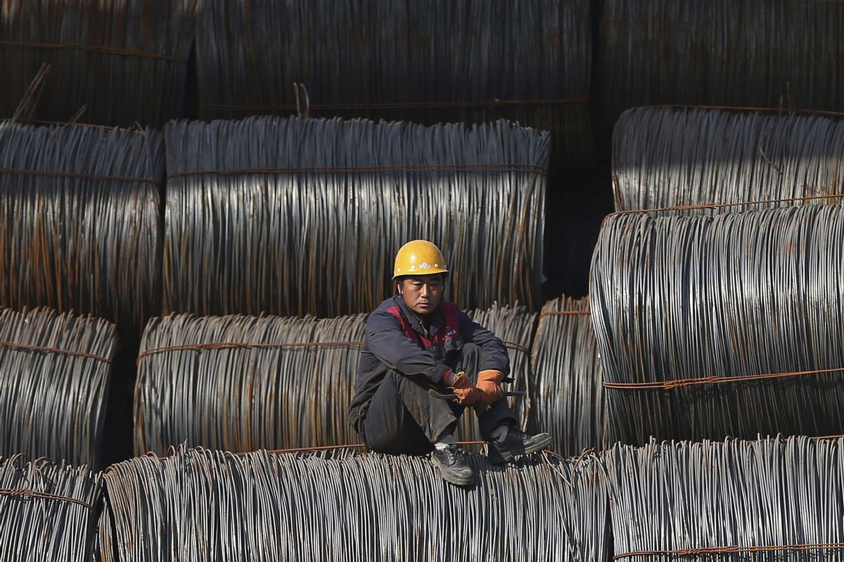 Un trabajador descansa en una fábrica de acero en Shenyang. Un trabajador descansa en una fábrica de acero en Shenyang.