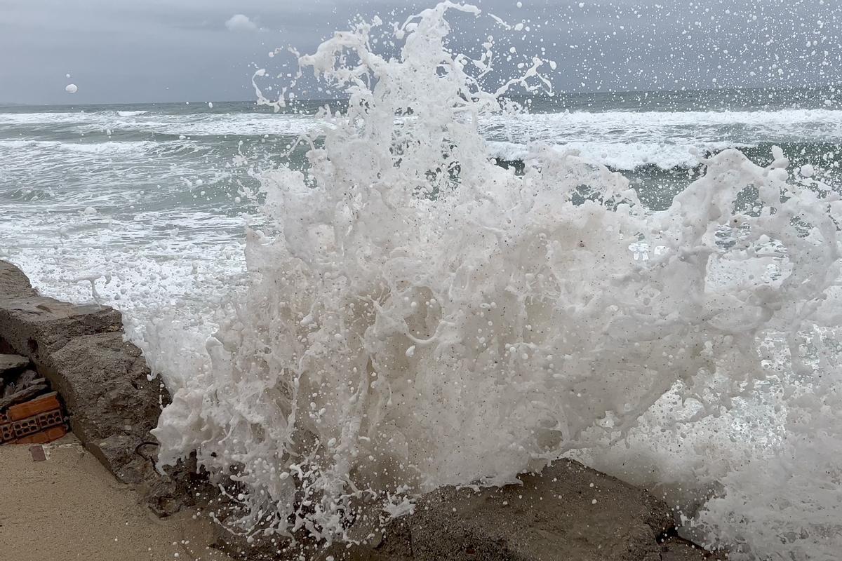 El temporal descubre edificaciones en la playa de Badalona y obliga a cerrar un tramo del paseo marítimo