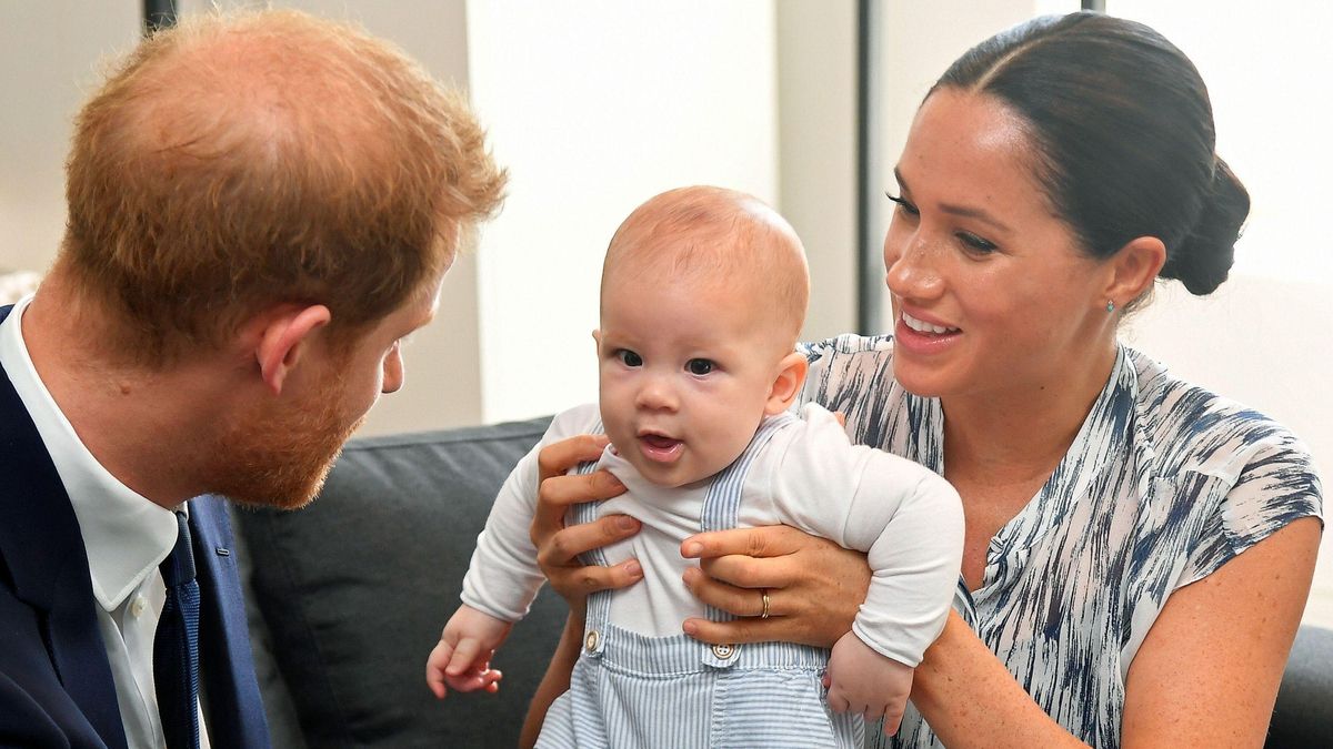 Enrique y Meghan con su primer hijo Archie en septiembre del 2019. Enrique y Meghan con su primer hijo Archie en septiembre del 2019.