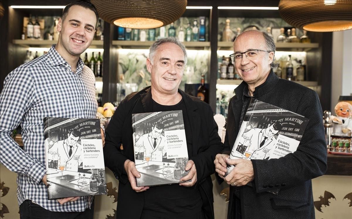 De izquierda a derecha, Simone Caporal, Ferran Adrià y Javier de las Muelas, este lunes en los locales de Bacardí en Barcelona. De izquierda a derecha, Simone Caporal, Ferran Adrià y Javier de las Muelas, este lunes en los locales de Bacardí en Barcelona.