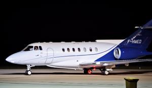 El líder del Frente Polisario, Brahim Ghali, abandona España desde el aeropuerto de Pamplona en un avión Hawker Beechcraft 1000, en la madrugada de este 2 de junio de 2021. 