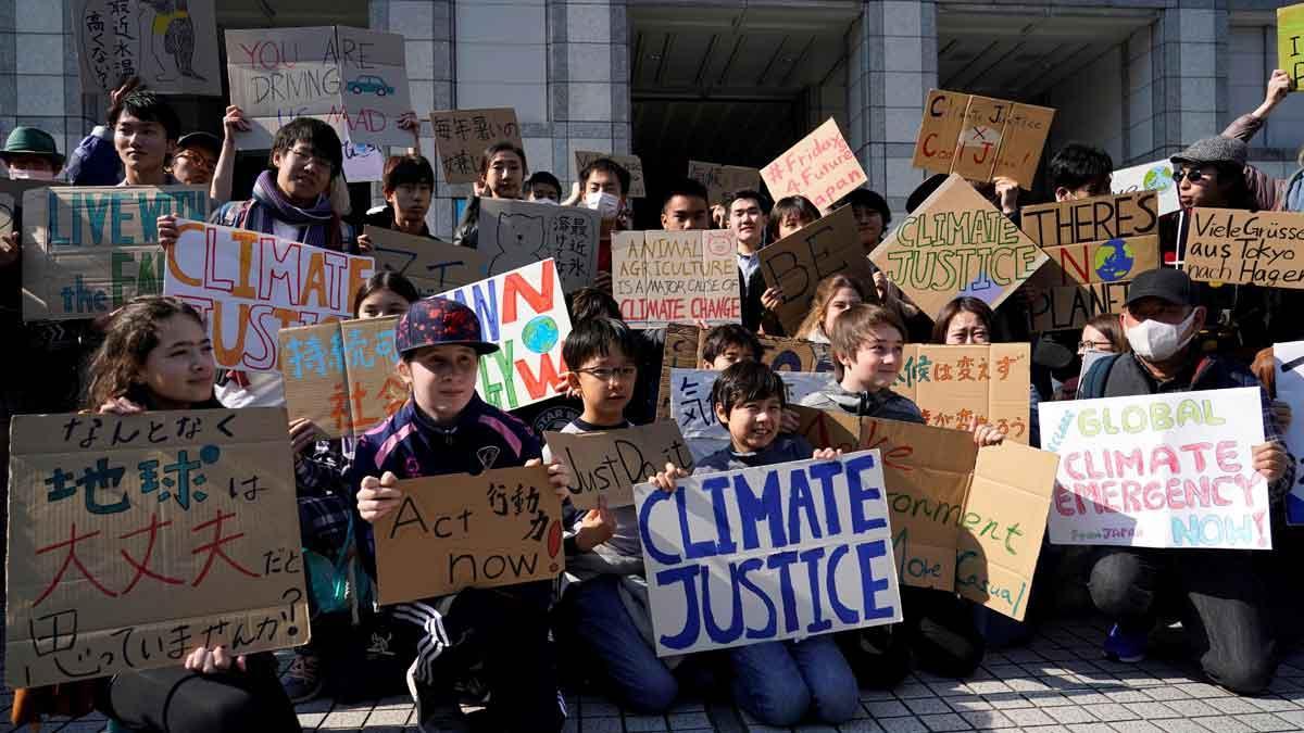 Jóvenes se manifiestan en Tokio para exigir medidas contra el cambio climático.