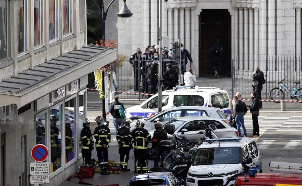 Agentes de policía a la entrada de la basílica de Notre Dame de Niza, donde se ha producido el ataque con cuchillo. Agentes de policía a la entrada de la basílica de Notre Dame de Niza, donde se ha producido el ataque con cuchillo.