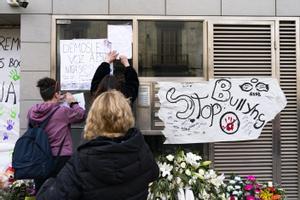 Velas, flores y pancartas en el domicilio de la menor de 12 años que el pasado martes se suicidó saltando por el balcón en Sallent (Barcelona).