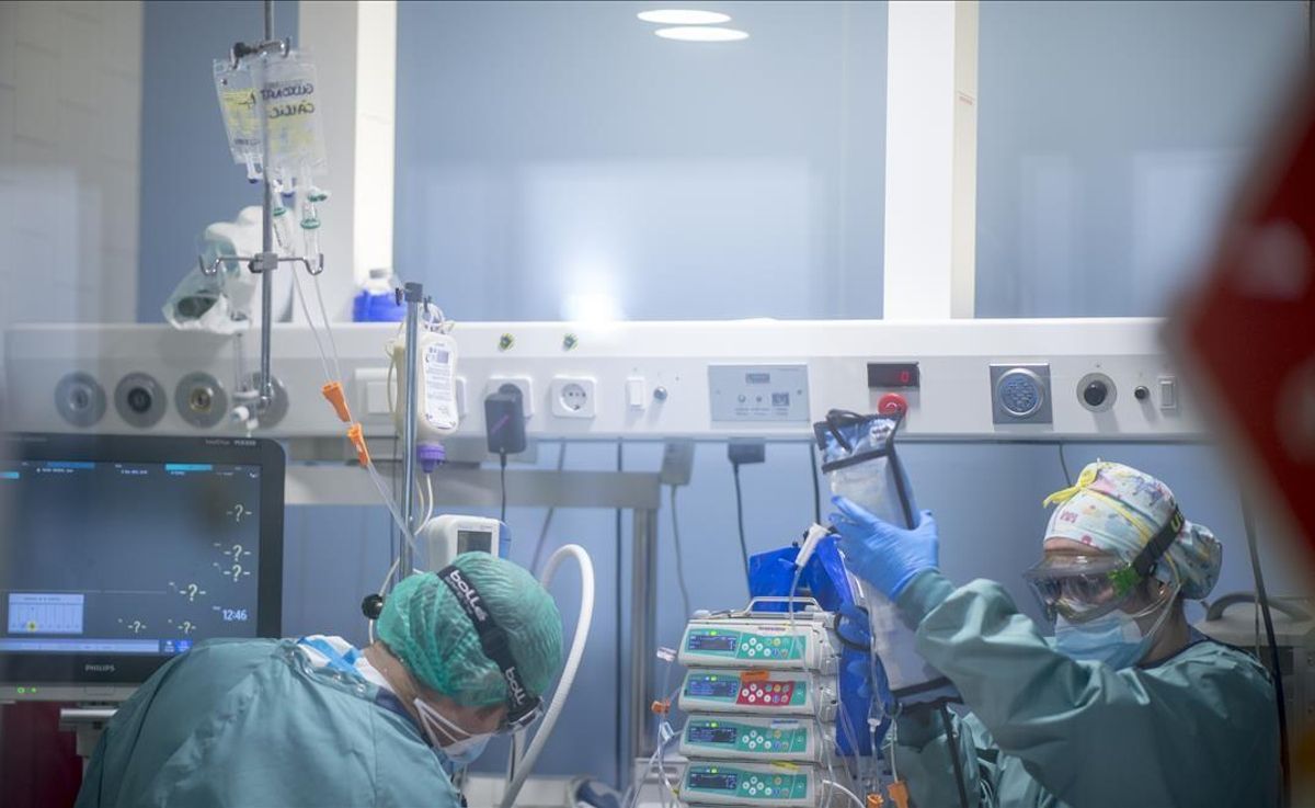 Personal sanitario trabaja con pacientes con coronavirus en la UCI del Hospital del Mar. Personal sanitario trabaja con pacientes con coronavirus en la UCI del Hospital del Mar.