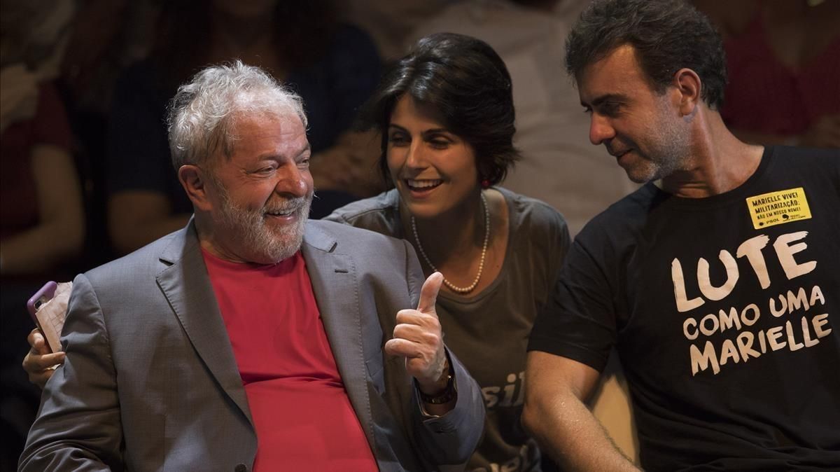 Lula da Silva (izq) habla con Manuela D’Avila, del Partido Comunista, y Marcelo Freixo, congresista de Río, durante un mitin de la campaña presidencial en Río de Janeiro, el 2 de abril. Lula da Silva (izq) habla con Manuela D’Avila, del Partido Comunista, y Marcelo Freixo, congresista de Río, durante un mitin de la campaña presidencial en Río de Janeiro, el 2 de abril.