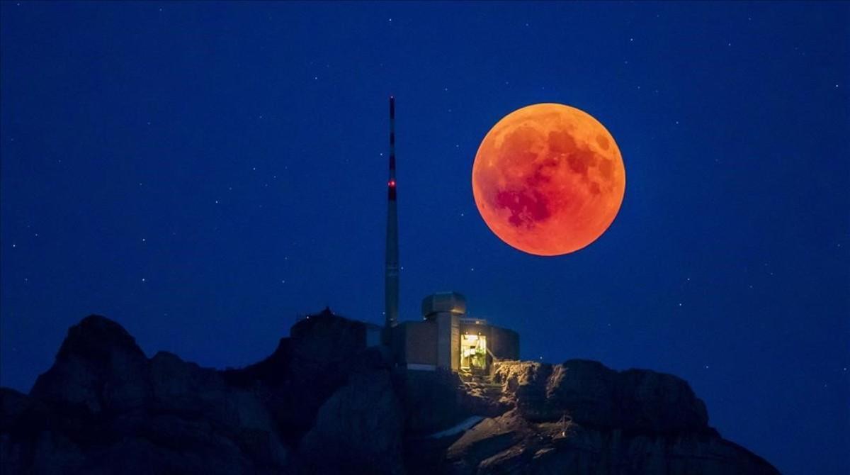 Así se ha visto la luna roja (donde la calima no lo ha impedido)