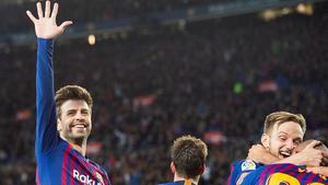 Piqué muestra la manita a la grada del Camp Nou tras el 5-1 al Madrid de 2018.