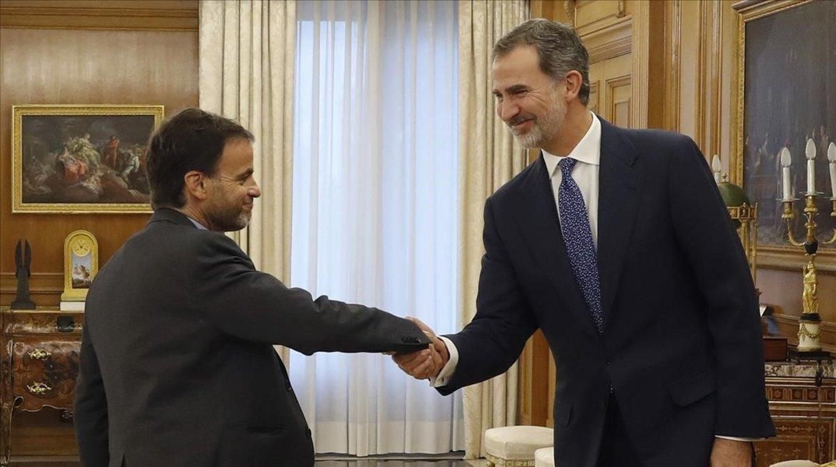 El presidente del grupo parlamentario Unidas Podemos, Jaume Asens, y el rey Felipe VI El presidente del grupo parlamentario Unidas Podemos, Jaume Asens, y el rey Felipe VI