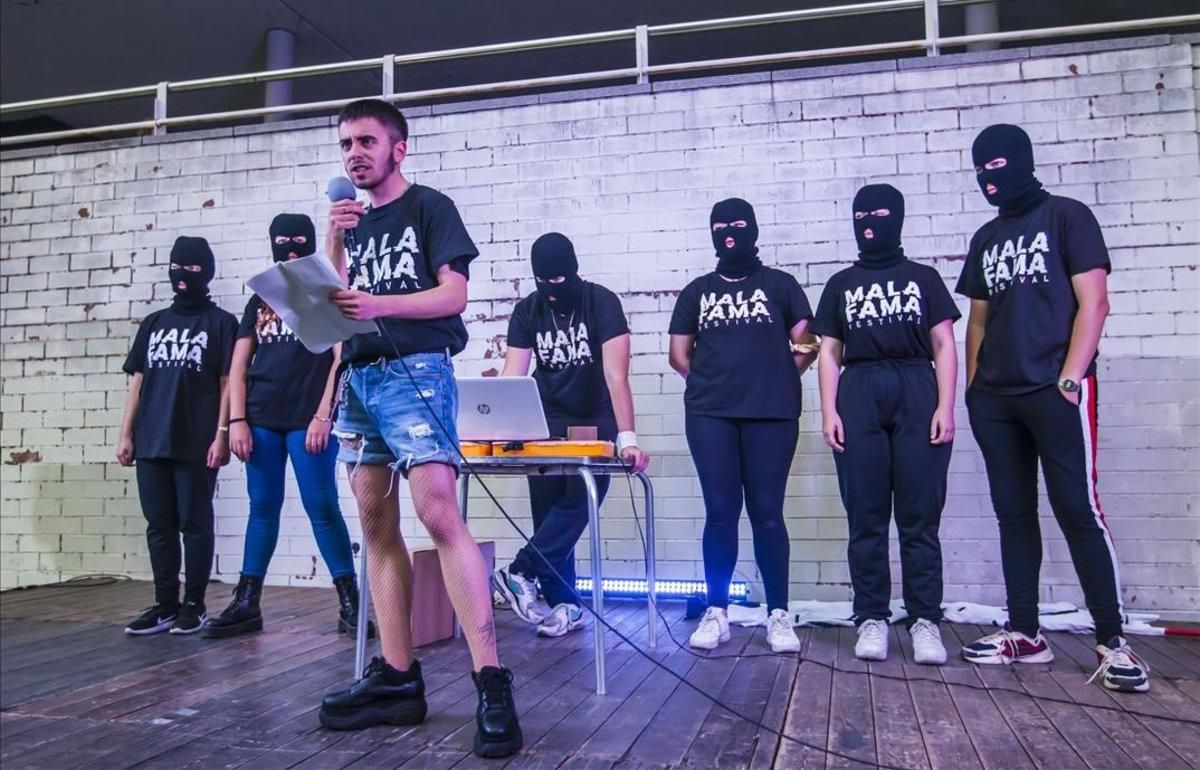 El poeta Hugo Rebollo, con miembros de la asociación Maletas Viejas, en el Festival Mala Fama. El poeta Hugo Rebollo, con miembros de la asociación Maletas Viejas, en el Festival Mala Fama.