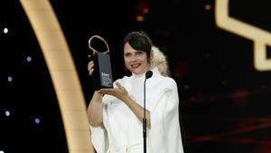 La cineasta donostiarra Jaione Camborda recibe la Concha de Oro a la Mejor Película por O Corno