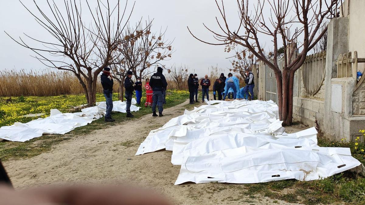 Decenas de muertos al naufragar una barca con 250 migrantes a bordo cerca de las costas de Calabria