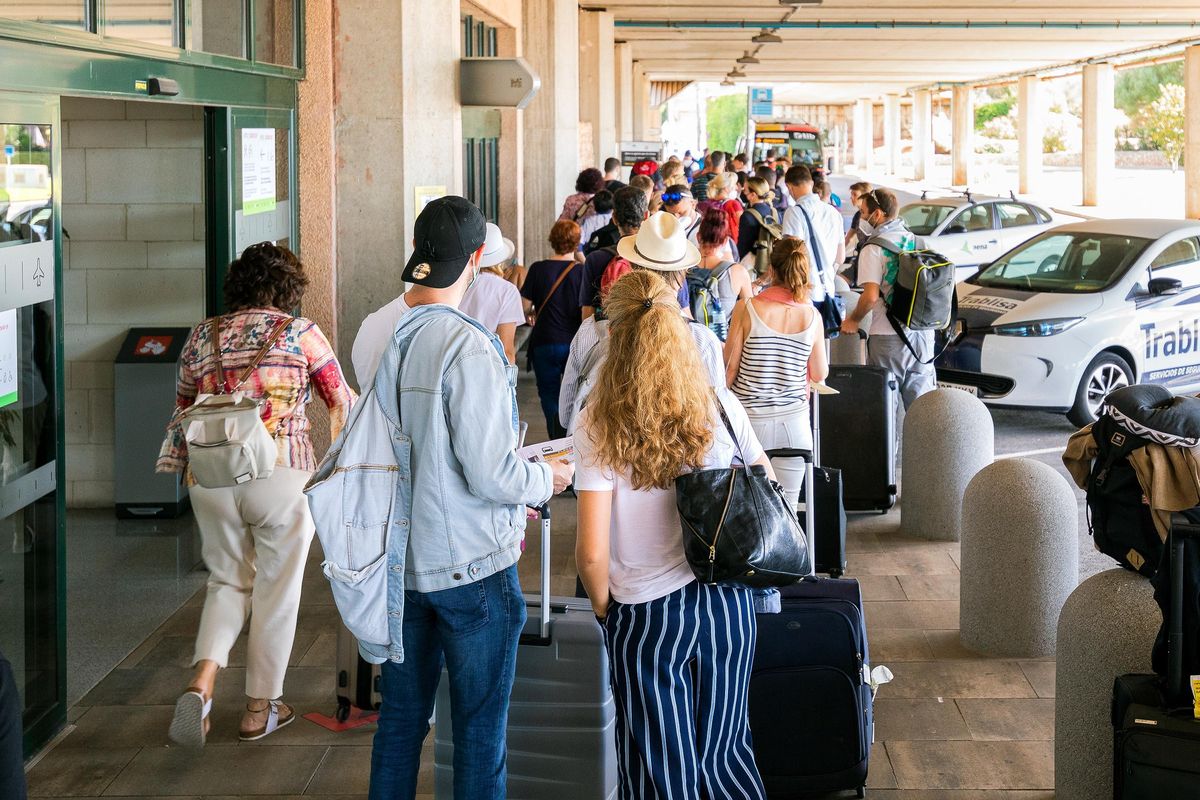 Un grupo de turistas a su llegada al aeropuerto de Menorca, el pasado 1 de julio. Un grupo de turistas a su llegada al aeropuerto de Menorca, el pasado 1 de julio.