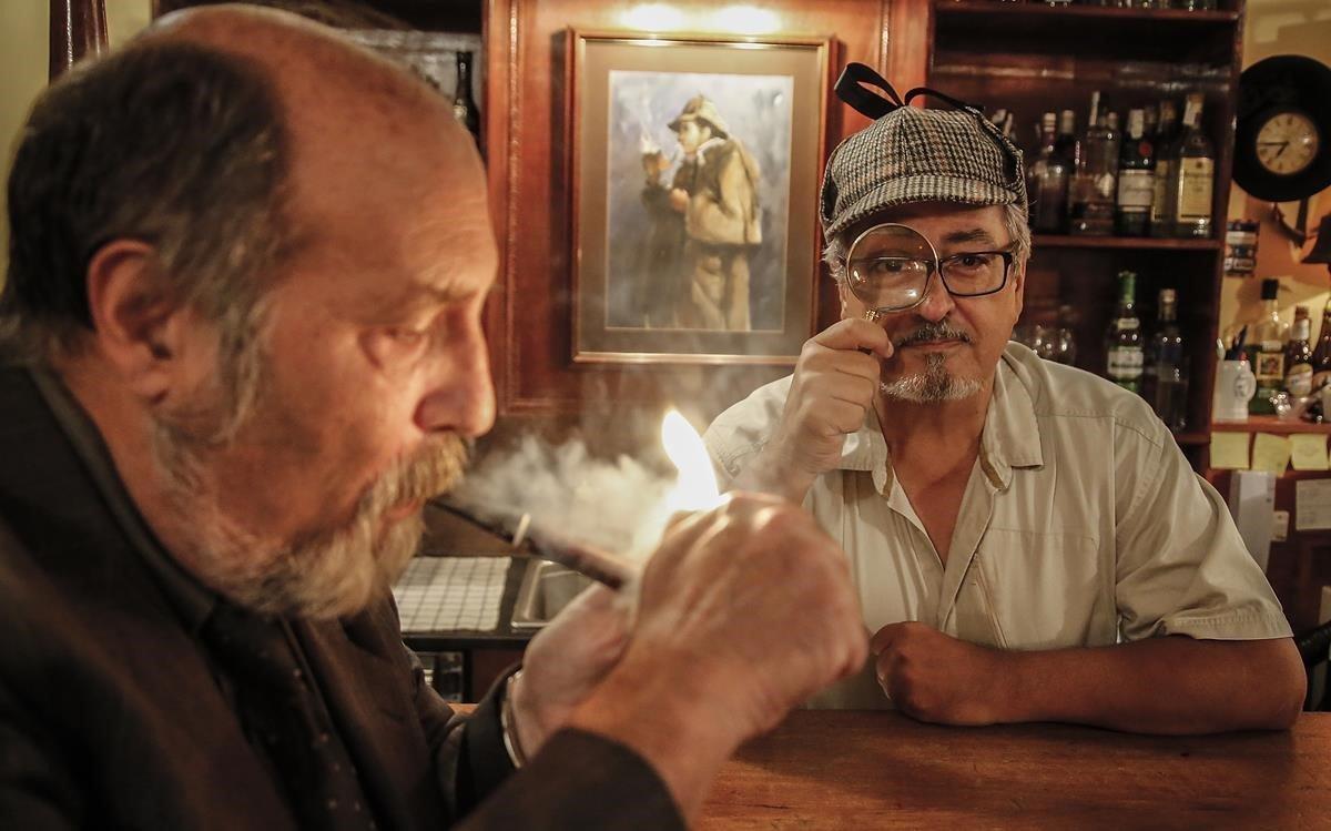Ojeda (Harold Stackhurst), con gorra y lupa ’holmesianos’ en el Pipa Club. Ojeda (Harold Stackhurst), con gorra y lupa ’holmesianos’ en el Pipa Club.