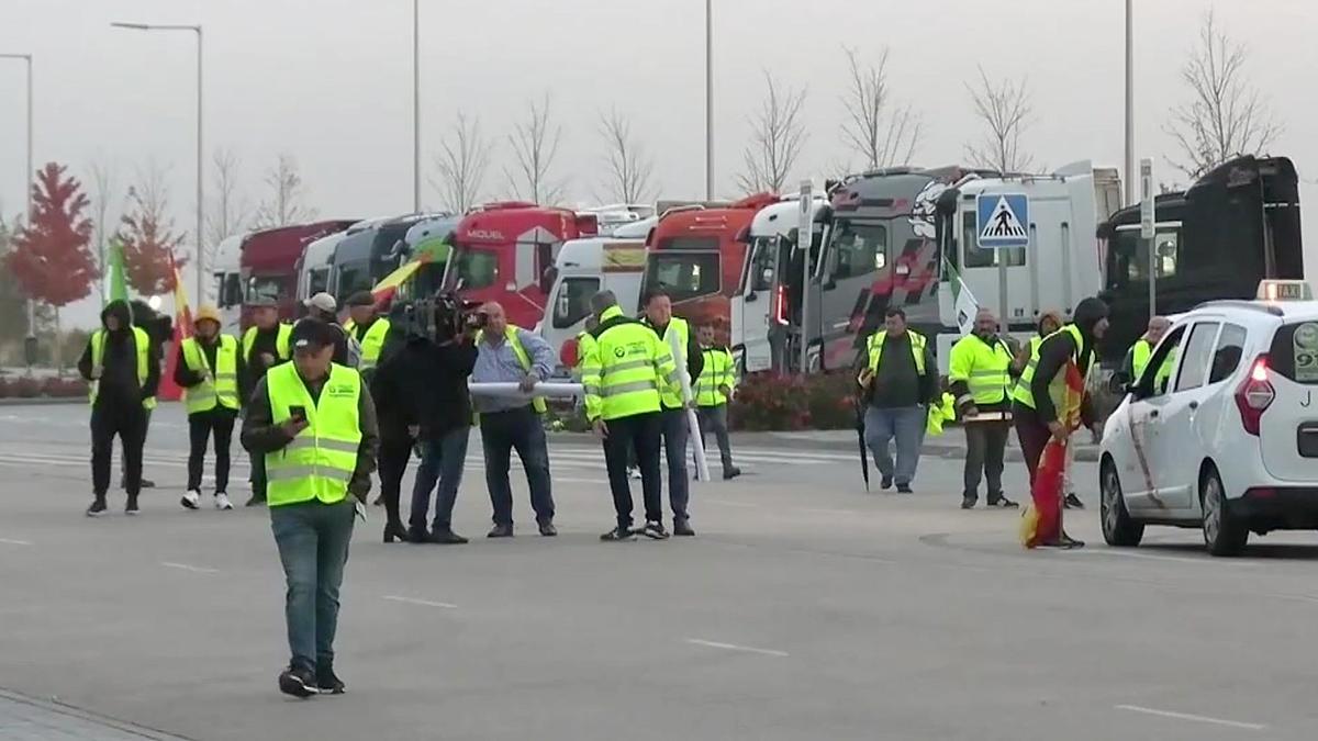 Transportistas inician desde hoy un paro indefinido, se concentran en los exteriores del Estadio Cívitas Metropolitano de Madrid