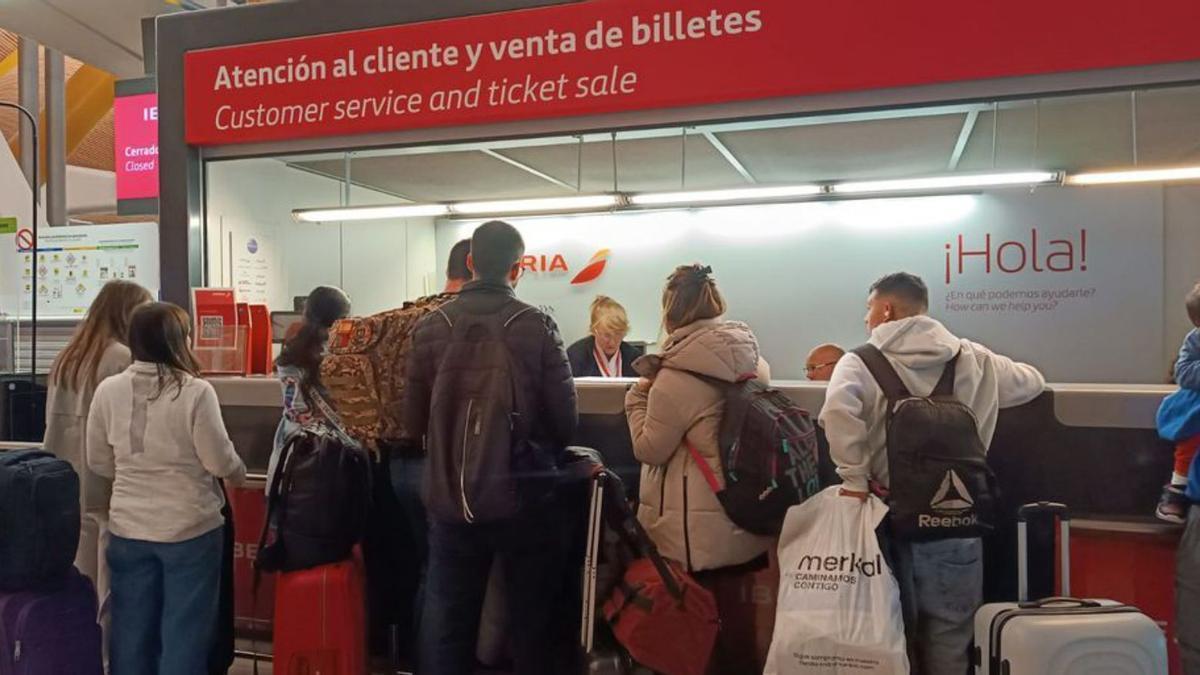 Los pasajeros del vuelo a Madrid cancelado el sábado, a su llegada a Barajas.