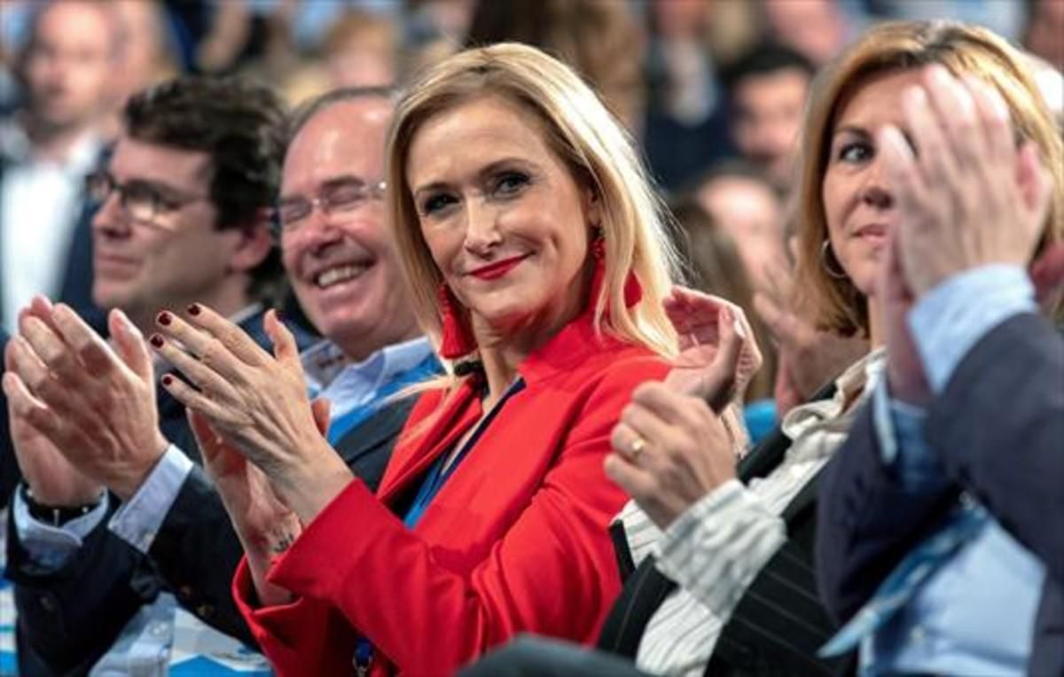 Cifuentes, entre Pío García-Escudero y Cospedal, este sábado en Sevilla. Cifuentes, entre Pío García-Escudero y Cospedal, este sábado en Sevilla.