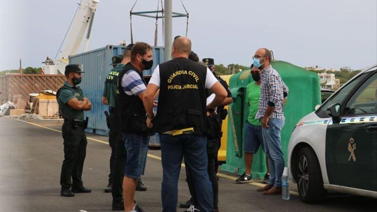 Dispositivo policial en el puerto de Portocolom tras hallar dos cadáveres de dos hombres en un acantilado cerca de Portocolom Dispositivo policial en el puerto de Portocolom tras hallar dos cadáveres de dos hombres en un acantilado cerca de Portocolom