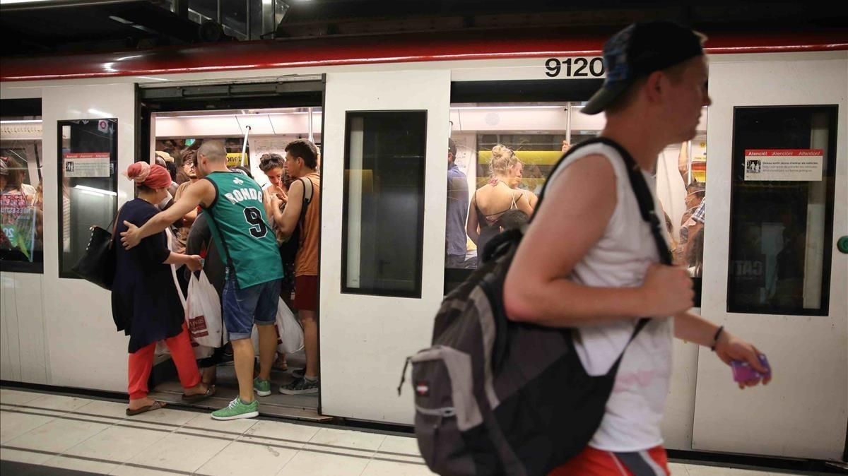 La línea 4 del metro de Barcelona abarrotada de gente que va a la playa. La línea 4 del metro de Barcelona abarrotada de gente que va a la playa.