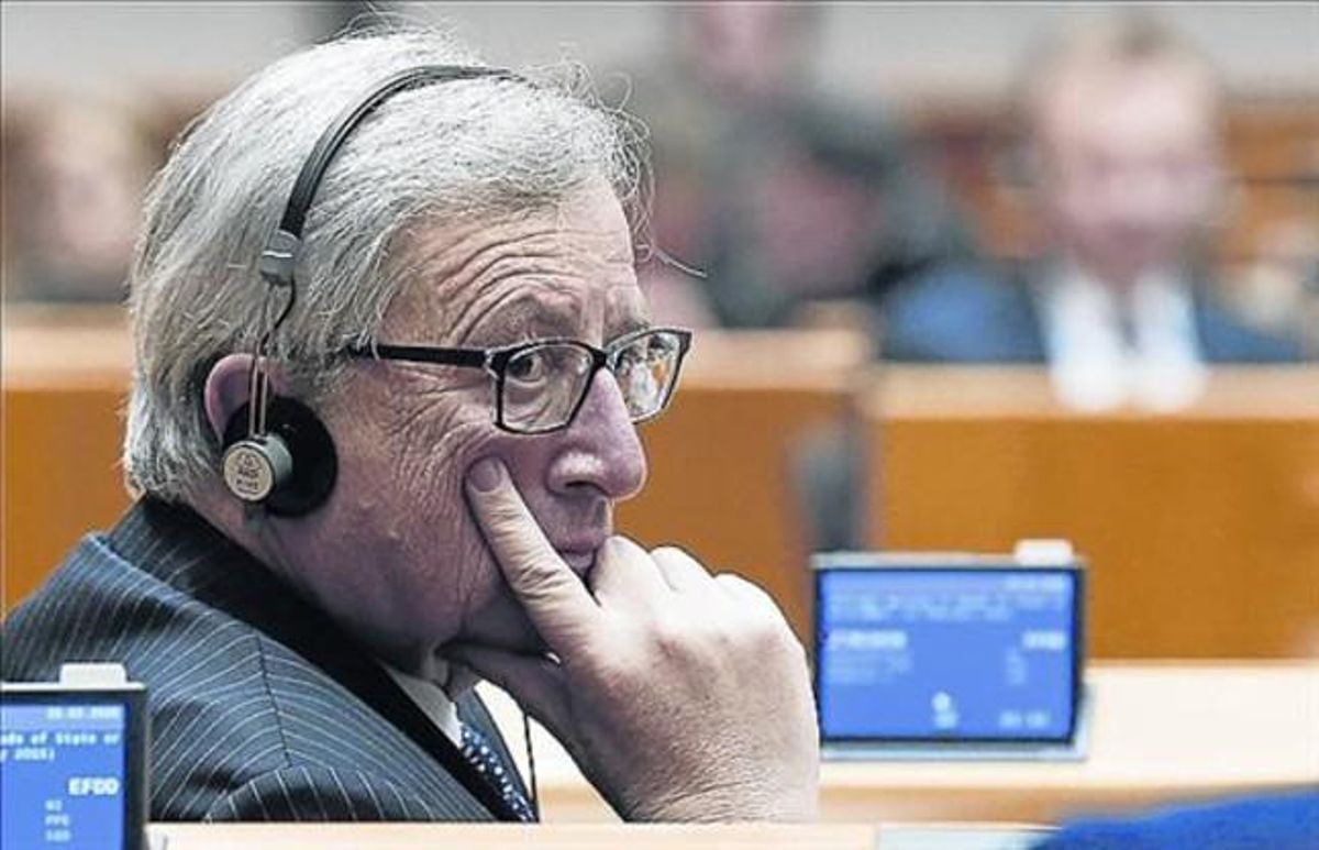 Jean-Claude Juncker, con unos auriculares de traducción en un pleno del Parlamento europeo. Jean-Claude Juncker, con unos auriculares de traducción en un pleno del Parlamento europeo.
