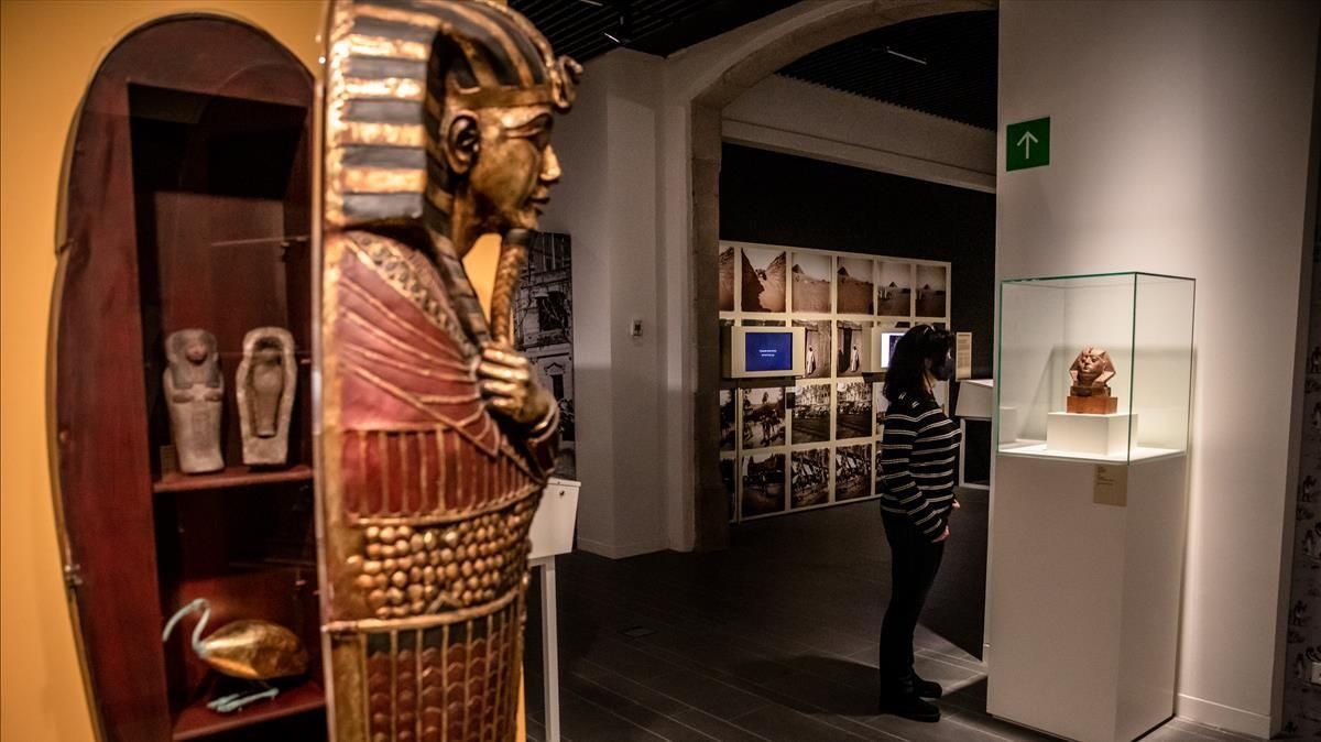 Reproducción de un sarcófago usado como mueble bar y que en la exposición del Etnològic contiene varios suvenirs egipcios. Reproducción de un sarcófago usado como mueble bar y que en la exposición del Etnològic contiene varios suvenirs egipcios.