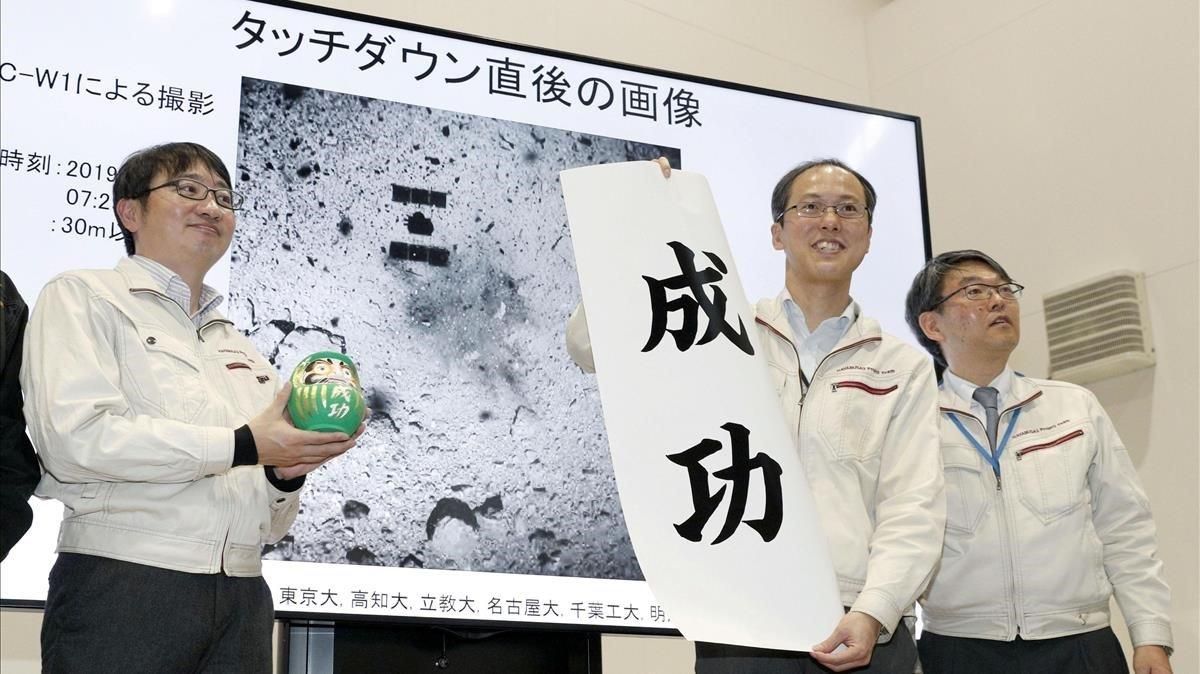 Trabajadores de la agencia espacial japonesa JAXA muestran imágenes de la expedición de la sonda. Trabajadores de la agencia espacial japonesa JAXA muestran imágenes de la expedición de la sonda.