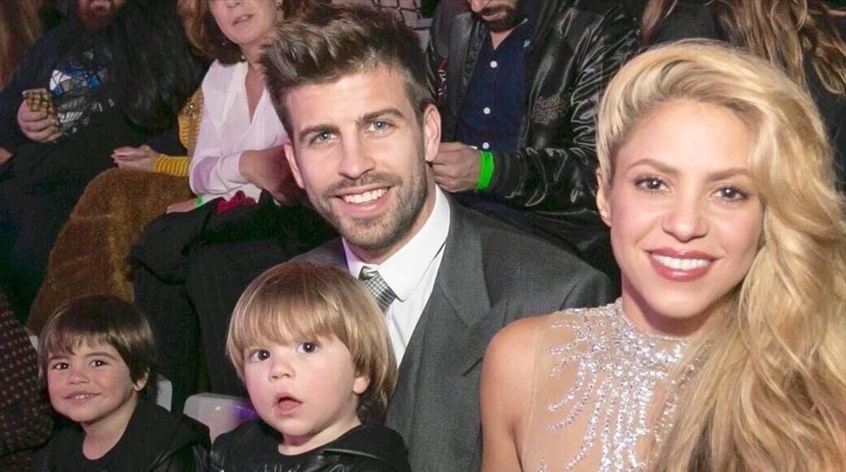 Shakira, su pareja, el futbolista Gerard Piqué, y sus hijos, Milan y Sasha. Shakira, su pareja, el futbolista Gerard Piqué, y sus hijos, Milan y Sasha.