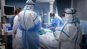 Un equipo de sanitarios atiende a un paciente ingresado en la UCI de un hospital en Barcelona.