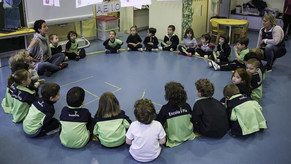 Clase de ’mindfulness’ en una clase de P3 de la Escola Pia de Sarrià. Clase de ’mindfulness’ en una clase de P3 de la Escola Pia de Sarrià.