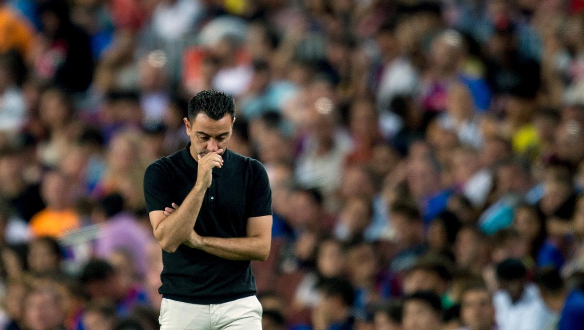 Xavi, pensativo, durante el Barça-Villarreal del Camp Nou.