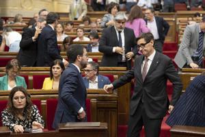 Pere Aragonès y Salvador Illa, en el hemiciclo del Parlament