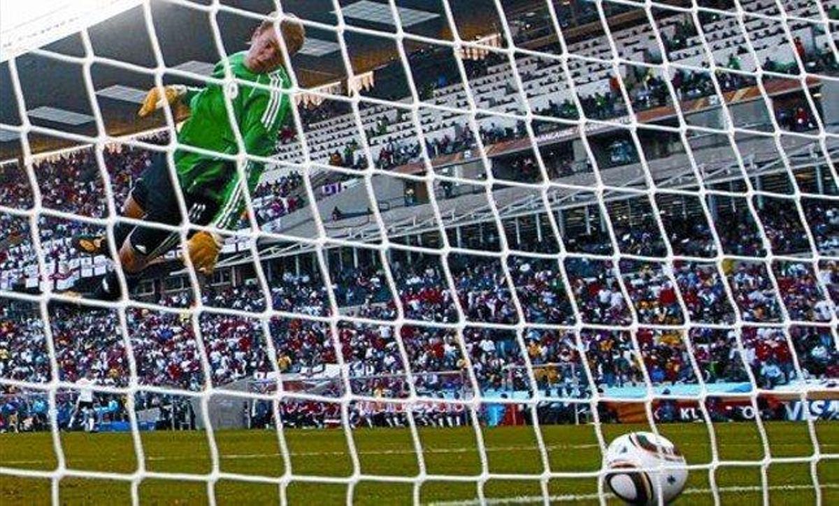Neuer, portero de la selección alemana, en el partido de octavos del Mundial de Suráfrica ante Inglaterra. Neuer, portero de la selección alemana, en el partido de octavos del Mundial de Suráfrica ante Inglaterra.