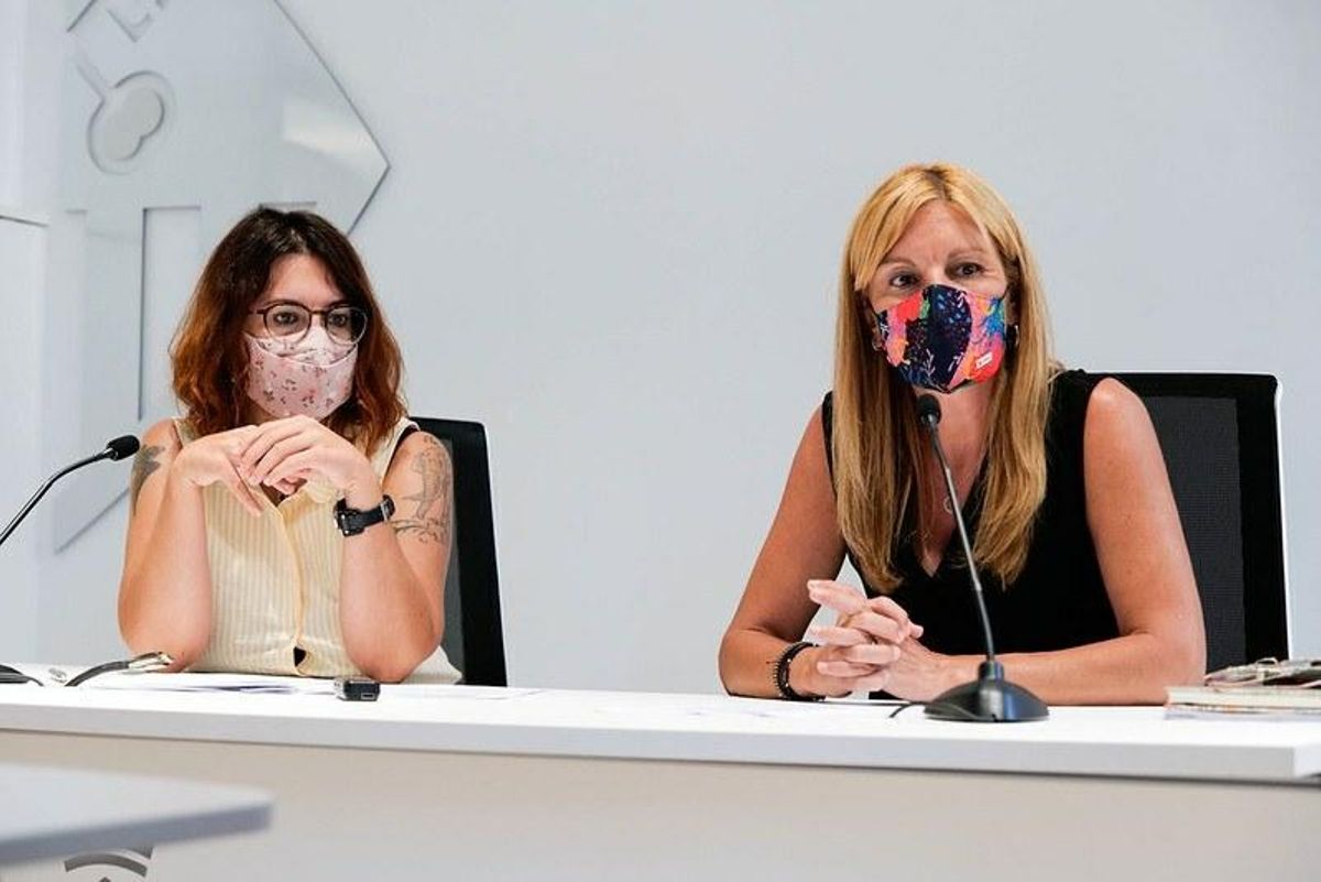 La alcaldesa de Rubí, Ana María Martínez, junto a la concejala de Vivienda, Ànnia García, en la rueda de prensa La alcaldesa de Rubí, Ana María Martínez, junto a la concejala de Vivienda, Ànnia García, en la rueda de prensa