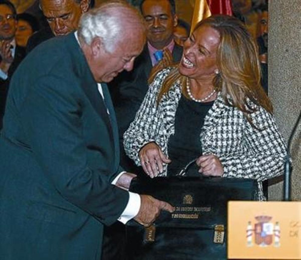 Moratinos entrega a Jiménez la cartera del Ministerio de Exteriores. Moratinos entrega a Jiménez la cartera del Ministerio de Exteriores.