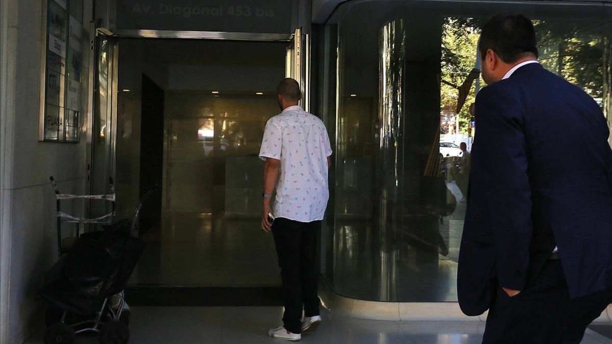 El padre de la menor, a su entrada en el consulado de Uruguay en Barcelona. El padre de la menor, a su entrada en el consulado de Uruguay en Barcelona.