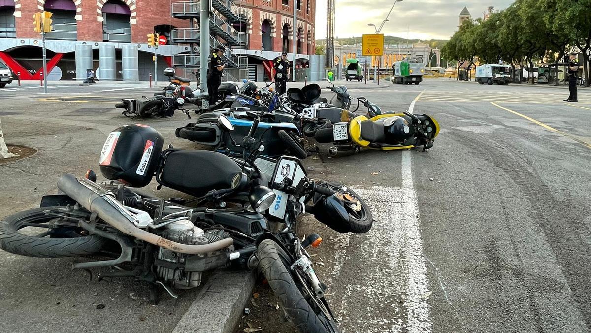 Motocicletas calcinadas en la calle Tarragona tras los conciertos de La Mercè 2022.
