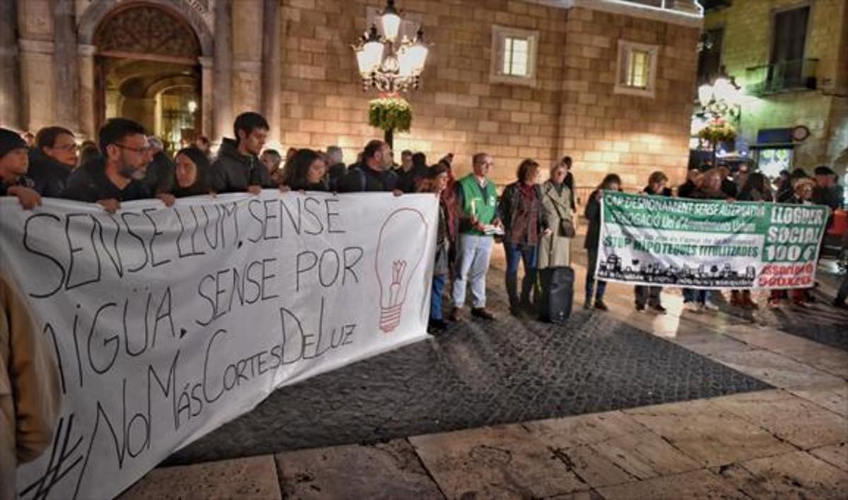 Concentración contra la pobreza energética,en la plaza de Sant Jaume de Barcelona. Concentración contra la pobreza energética,en la plaza de Sant Jaume de Barcelona.