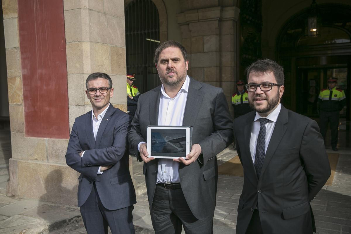 Junqueras, entre Jové (izquierda) y Aragonès, presenta los presupuestos en el Parlament, en noviembre pasado