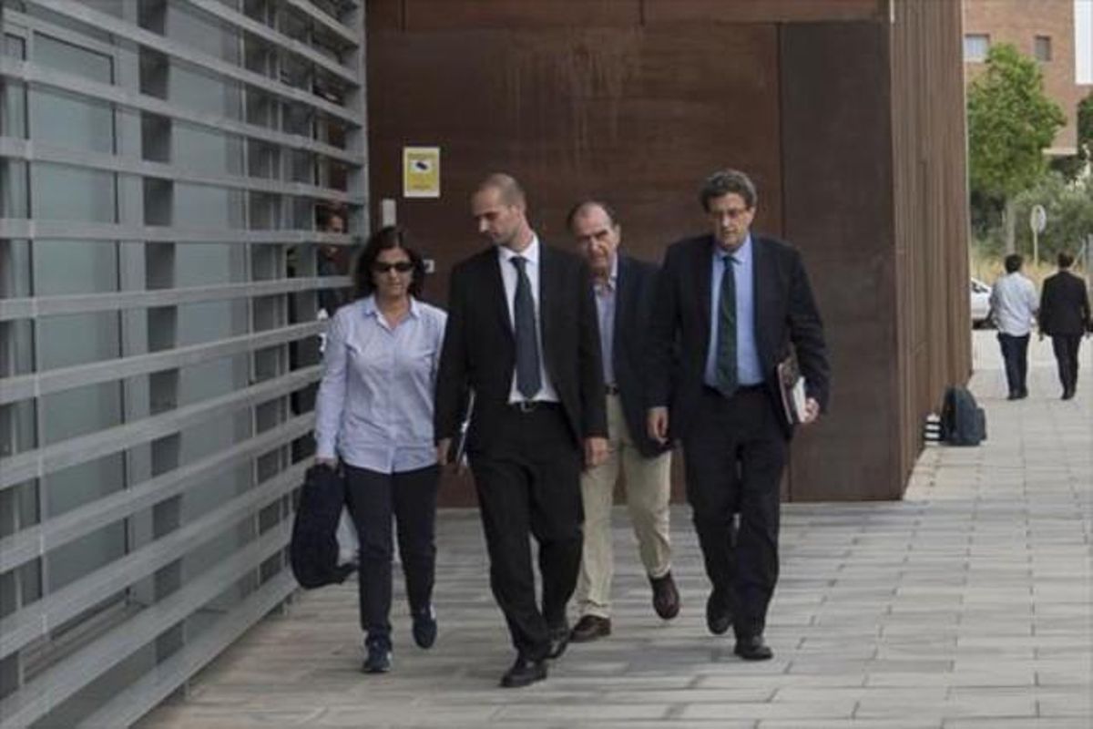Joaquím y Susanna Sumarroca, tras quedar en libertad, ayer. Joaquím y Susanna Sumarroca, tras quedar en libertad, ayer.
