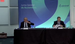 El presidente de Almirall, Jorge Gallardo, mira sus notas durante la junta de accionistas telemática. 