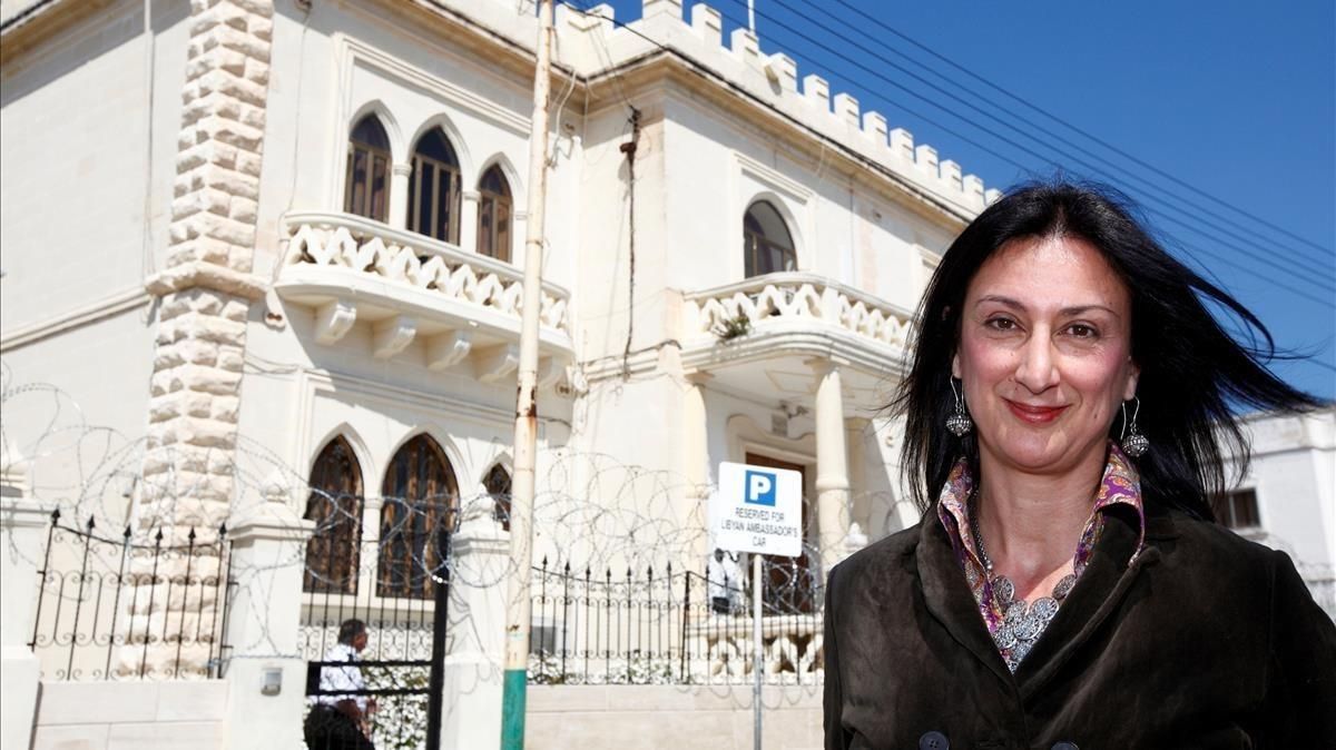 Daphne Caruana, en el exterior de la embajada libia en La Valeta, el 6 de abril del 2011. Daphne Caruana, en el exterior de la embajada libia en La Valeta, el 6 de abril del 2011.