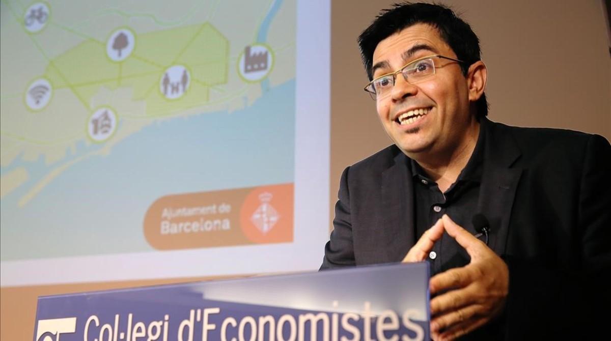 Gerardo Pisarello durante una conferencia en Barcelona.