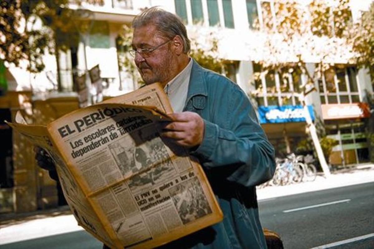 Franco lee el primerejemplar de EL PERIÓDICO,frente a la actual redacción.
