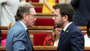 El ’conseller’ de Economia, Jaume Giró, y el ’president’ de la Generalitat, Pere Aragonès, en el hemiciclo del Parlament. 