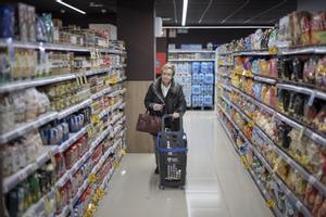 Una mujer compra en un supermercado de Barcelona este mes de marzo