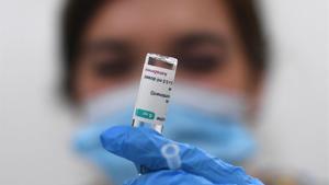 España paraliza la vacunación con AstraZeneca a menores de 60 años.