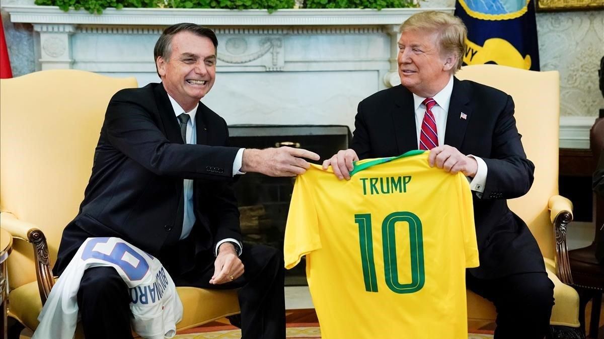 Bolsonaro obsequia a Trump una camiseta de la selección de Brasil. Bolsonaro obsequia a Trump una camiseta de la selección de Brasil.