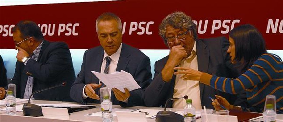 Los dirigentes socialistas Daniel Fernández, Pere Navarro, Antonio Balmón y Núria Parlon, durante una reunión de la ejecutiva del PSC. Los dirigentes socialistas Daniel Fernández, Pere Navarro, Antonio Balmón y Núria Parlon, durante una reunión de la ejecutiva del PSC.