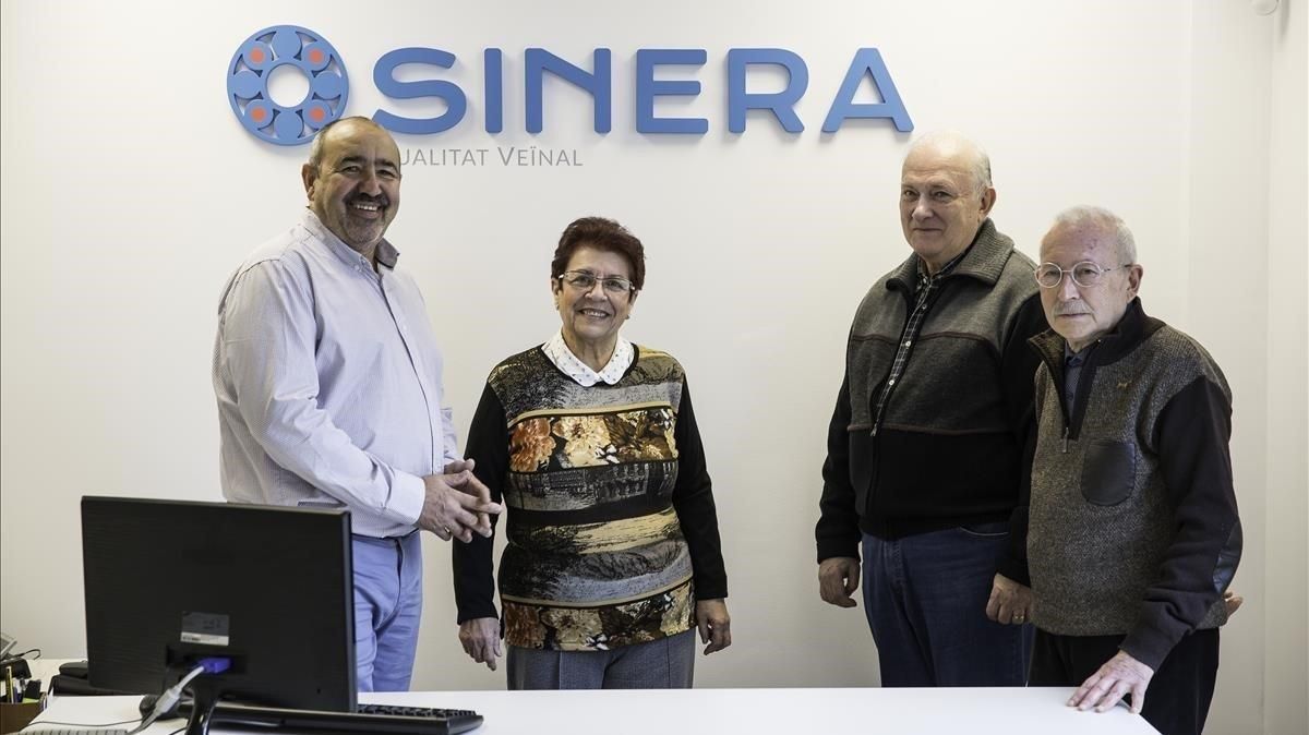 Pura Velarde y otros tres miembros de la junta de la Mutualidad Sinera de previsión social con sede en Cornellà de Llobregat. Pura Velarde y otros tres miembros de la junta de la Mutualidad Sinera de previsión social con sede en Cornellà de Llobregat.