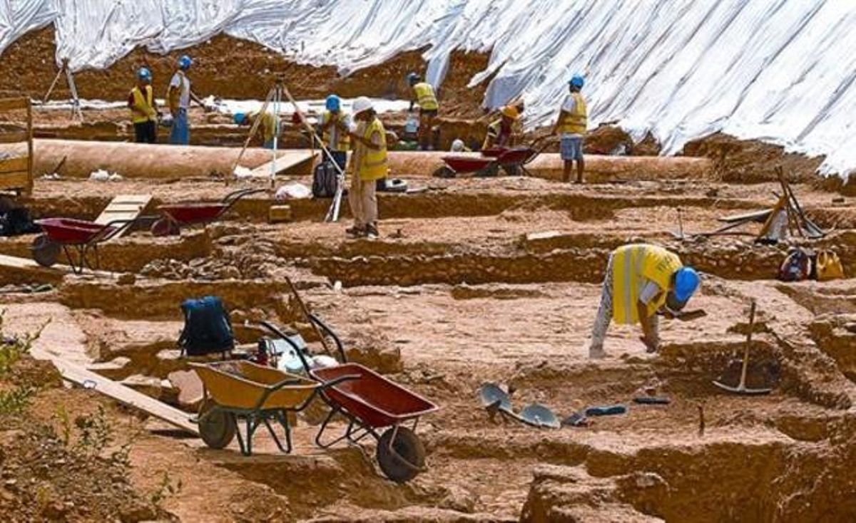 Un grupo de arqueólogos y auxiliares trabajan en la excavación de la villa romana de La Sagrera, ayer. Un grupo de arqueólogos y auxiliares trabajan en la excavación de la villa romana de La Sagrera, ayer.